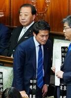 衆院本会議に臨む中道改革連合の小川淳也代表。奥は野田佳彦前共同代表