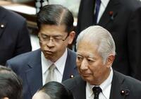 議長選挙で投票に向かう自民党の森英介元法相（手前）と中道改革連合の石井啓一元公明党代表