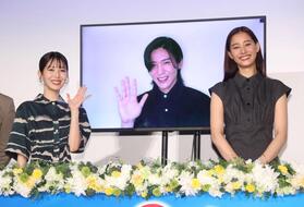 中継参加した目黒蓮と手を振る浜辺美波（左）と新木優子