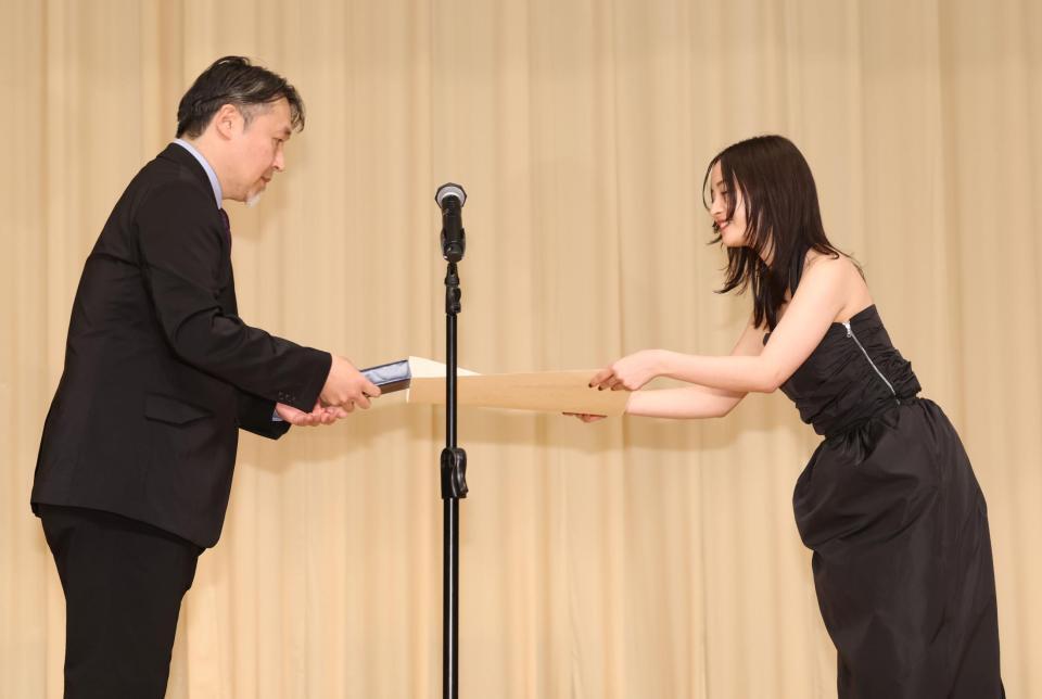 主演女優賞のプレゼンターを務め、広瀬すずに賞状を授与する本紙・杉村峰達芸能担当部長（左）（撮影・石井剣太郎）