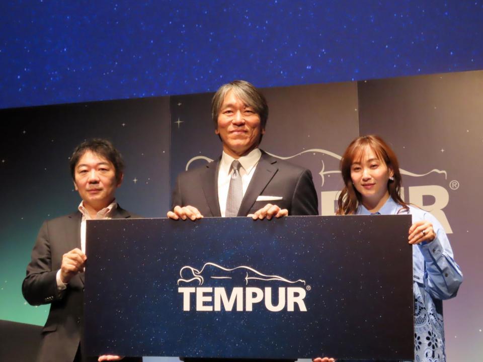 テンピュール新商品発表会に駆けつけた松井秀喜氏（中）と記念撮影する藤本美貴（右）、筑波大学の櫻井武教授