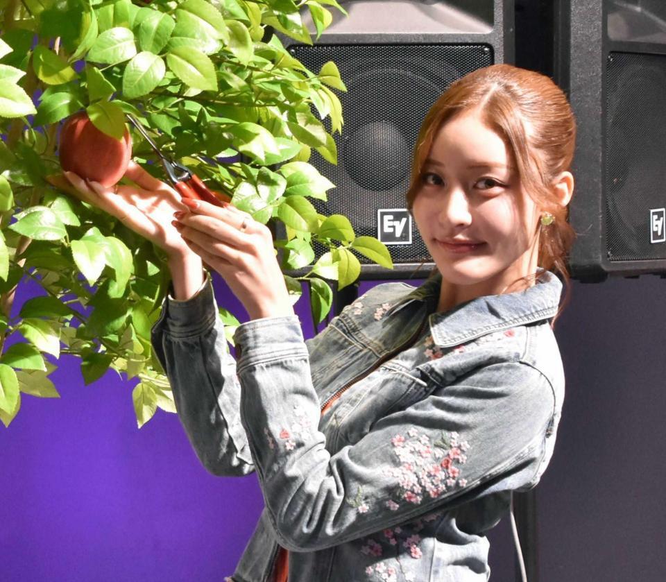 青森りんごをアピールした王林