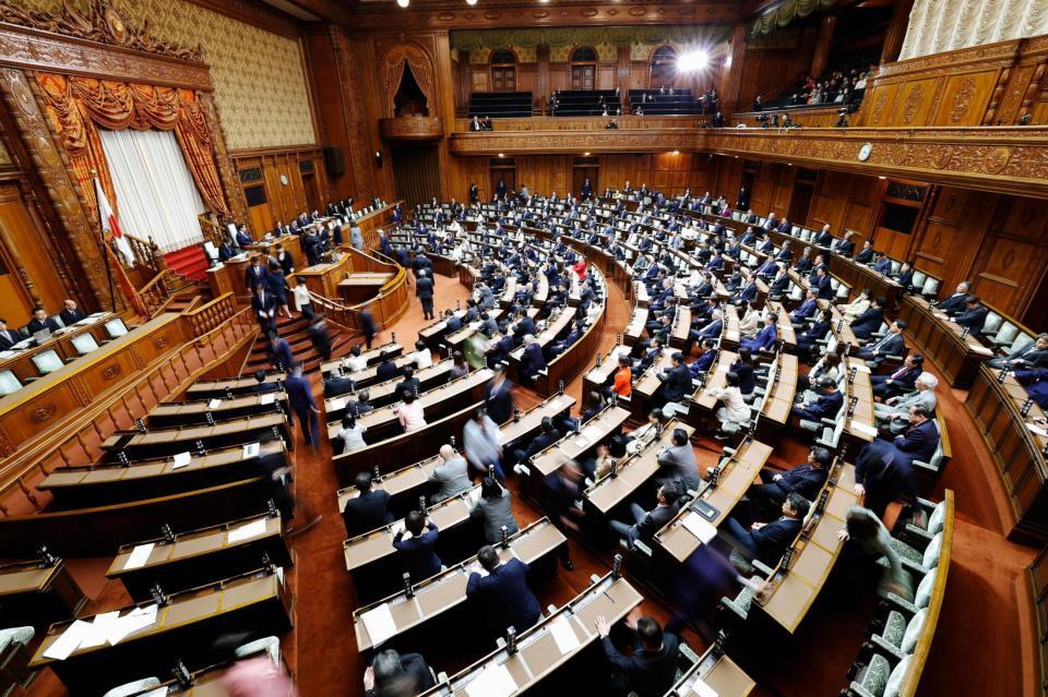 首相指名選挙の決選投票が行われた参院本会議＝18日午後３時33分