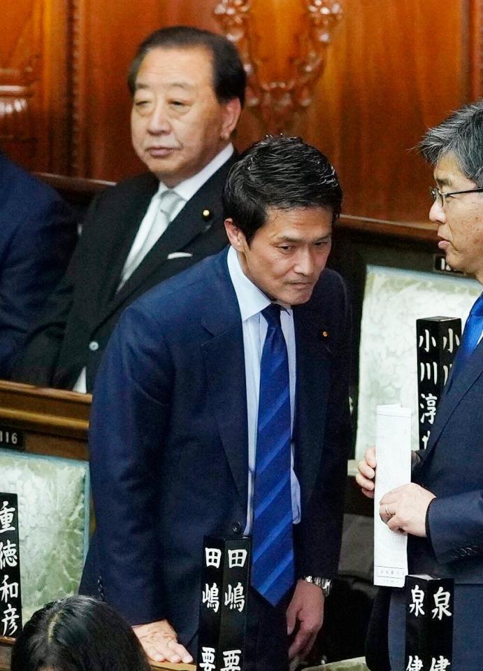衆院本会議に臨む中道改革連合の小川淳也代表。奥は野田佳彦前共同代表