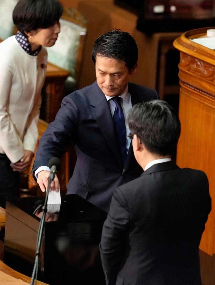衆院本会議の首相指名選挙で投票する中道改革連合の小川淳也代表