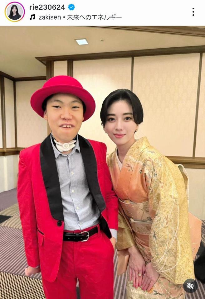 野田聖子議員のパーティで野田氏の「ご子息」と。斉藤里恵氏のインスタグラム＠ｒｉｅ２３０６２４より