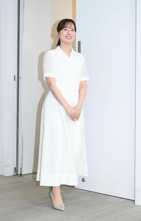 写真集発売記念取材会に白い衣装で登場した皆藤愛子（撮影・開出牧）