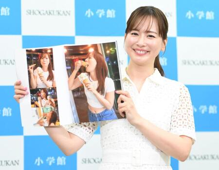 写真集のお気に入りのページを披露する皆藤愛子（撮影・開出牧）