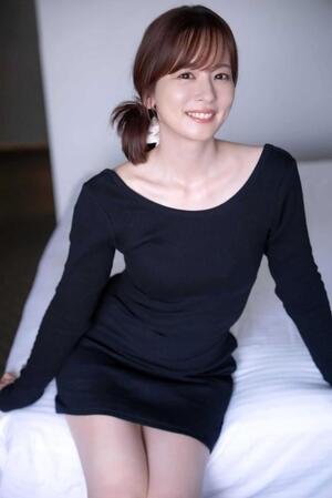 　「皆藤愛子写真集ｇｒａｚｉｎｇ」（撮影・根本好伸）