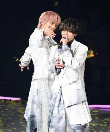 歌唱するＫｉｎｇ　＆　Ｐｒｉｎｃｅの高橋海人（左）と永瀬廉（撮影・石井剣太郎）