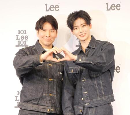 Ｌｅｅジャパンの俵修一社長（左）とハートポーズを作るＮＣＴのＪＡＥＭＩＮ