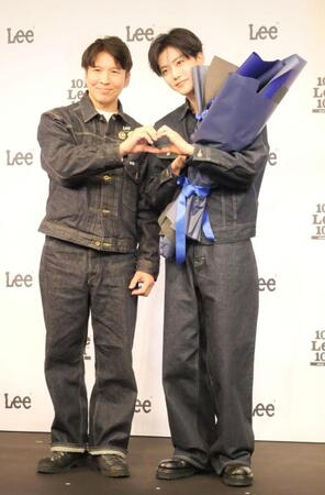 Ｌｅｅジャパンの俵修一社長（左）とハートポーズを作るＮＣＴのＪＡＥＭＩＮ