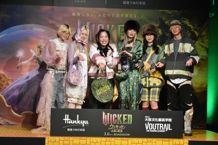 モデルたちとポーズを決めるゆりやんレトリィバァ（左から３人目）