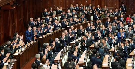 第１０５代首相に高市早苗氏を指名した衆院本会議。定数の４分の３を占める巨大与党による国会運営が始動し、本会議場は拍手に包まれた