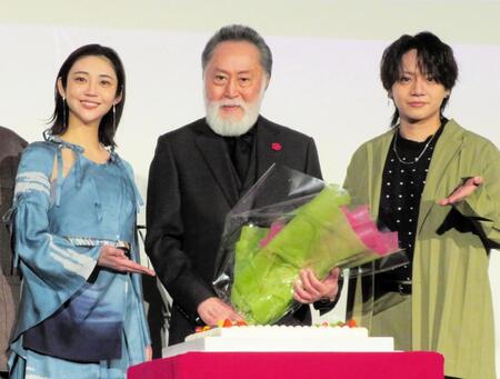 山谷花純（左）と佐藤流司（右）から祝福され笑みを浮かべる北大路欣也