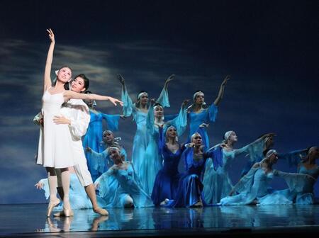 宝塚音楽学校第「１１２期生　文化祭」でバレエを披露する１１２期生