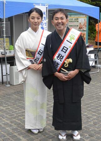 ２３年１１月、夫婦で一日税務署長を務めた林家三平、国分佐智子