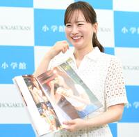 写真集のお気に入りのページについて説明する皆藤愛子（撮影・開出牧）