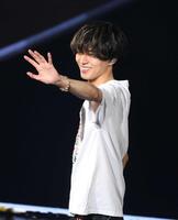 手を振るＫｉｎｇ　＆　Ｐｒｉｎｃｅの永瀬廉（撮影・石井剣太郎）