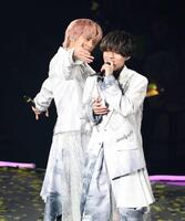 歌唱するＫｉｎｇ　＆　Ｐｒｉｎｃｅの高橋海人（左）と永瀬廉（撮影・石井剣太郎）