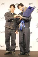 Ｌｅｅジャパンの俵修一社長（左）とハートポーズを作るＮＣＴのＪＡＥＭＩＮ