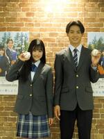 第９８回選抜高等学校野球大会　応援イメージキャラクター任命発表会に出席した（左から）黒氏萌楓、佐藤泰心＝毎日ホール