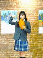 第９８回選抜高等学校野球大会　応援イメージキャラクター任命発表会でキャッチボールを披露した黒氏萌楓＝毎日ホール