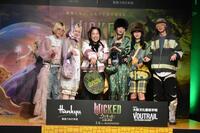 モデルたちとポーズを決めるゆりやんレトリィバァ（左から３人目）