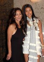 イベントにすみれ（右）と登場した松原千明さん＝０８年３月