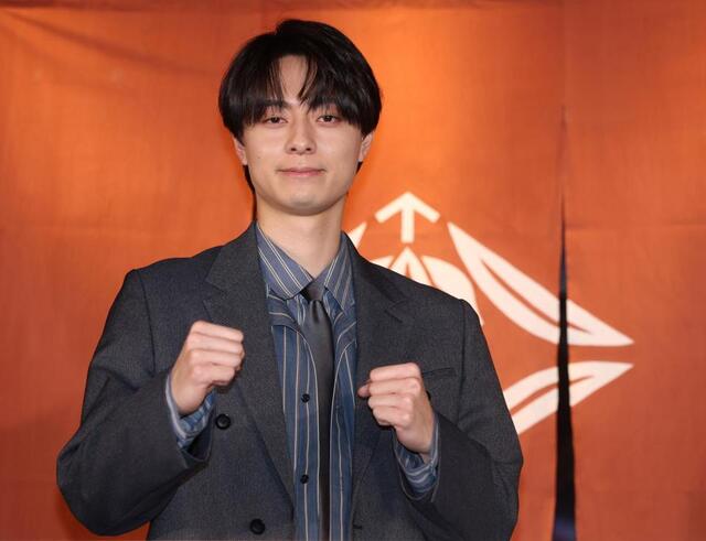 ポーズを決めるＡＣＥｅｓ・作間龍斗（撮影・石井剣太郎）