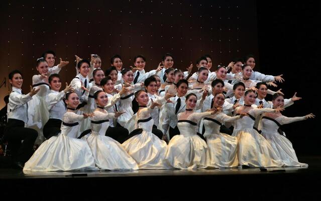 宝塚音楽学校第「１１２期生　文化祭」で歌を披露する１１２期生