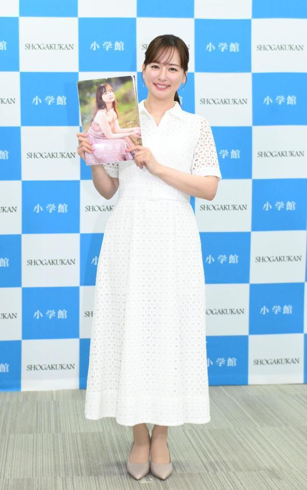 １６年ぶりとなる写真集を手にほほ笑む皆藤愛子（撮影・開出牧）