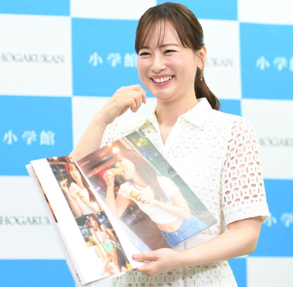 写真集のお気に入りのページについて説明する皆藤愛子（撮影・開出牧）