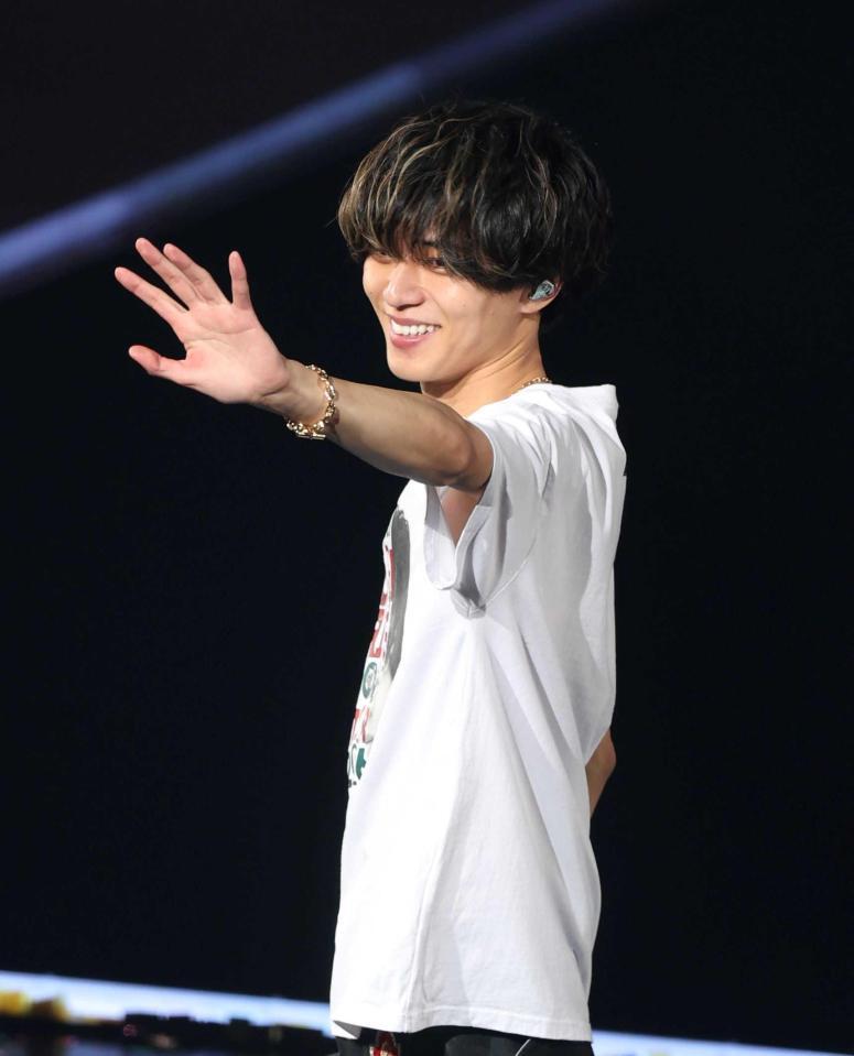 手を振るＫｉｎｇ　＆　Ｐｒｉｎｃｅの永瀬廉（撮影・石井剣太郎）