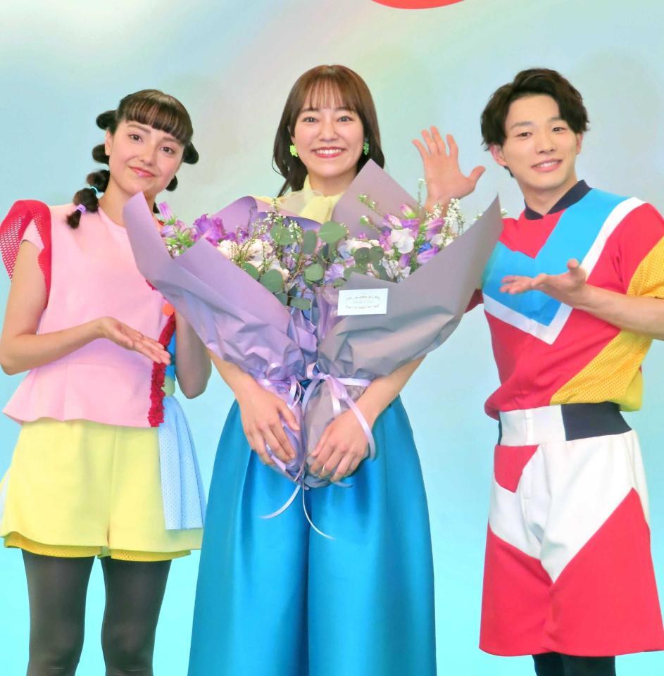 秋元杏月に花束を贈るアンジェ（左）と佐久本和夢（右）