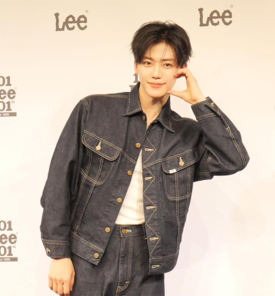 ハートポーズを見せるＮＣＴのＪＡＥＭＩＮ