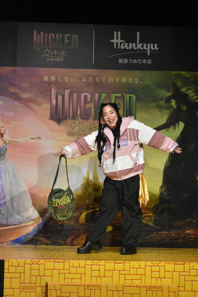 ファッションショーに登場したゆりやんレトリィバァ