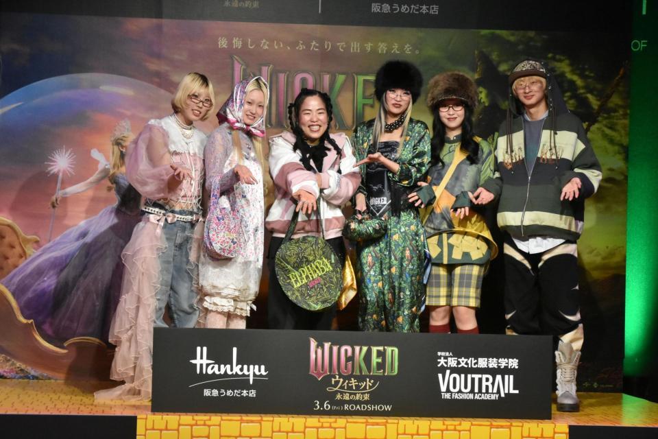 モデルたちとポーズを決めるゆりやんレトリィバァ（左から３人目）