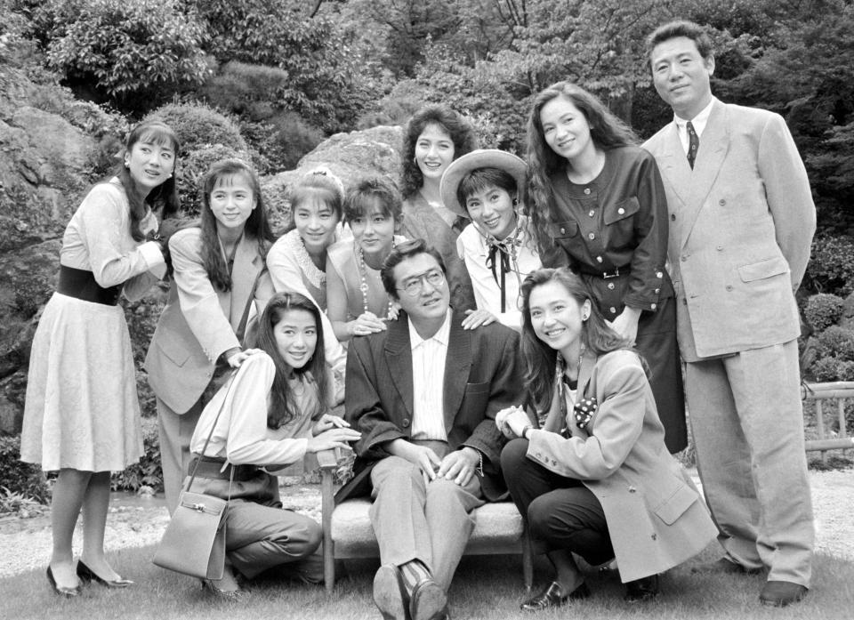 １９８８年９月、サスペンスドラマの会見で。後列左が松原千明さん