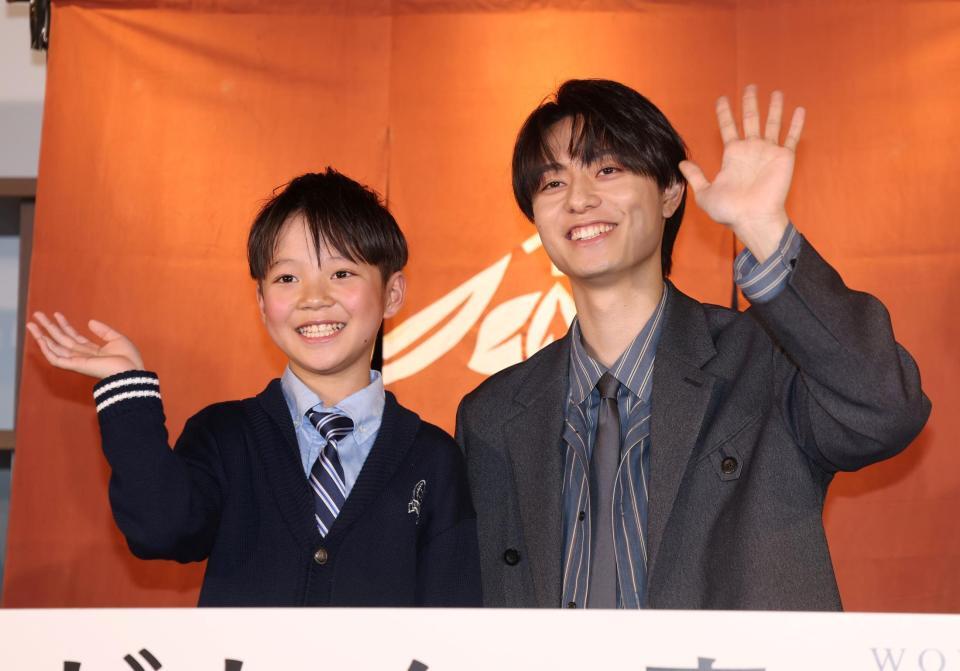 手を振る眞野陸（左）とＡＣＥｅｓ・作間龍斗（撮影・石井剣太郎）