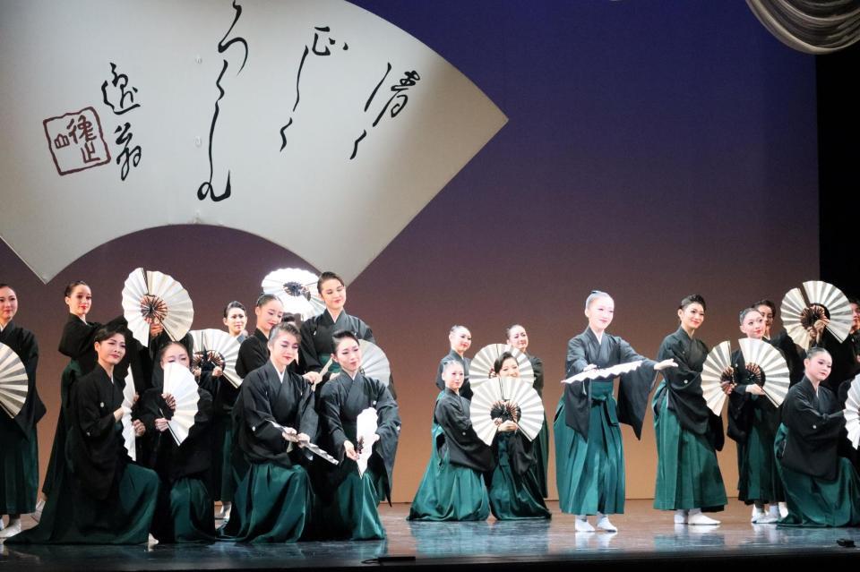 宝塚音楽学校第「１１２期生　文化祭」で歌を披露する１１２期生