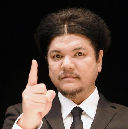 ポーズを決める関暁夫（撮影・園田高夫）