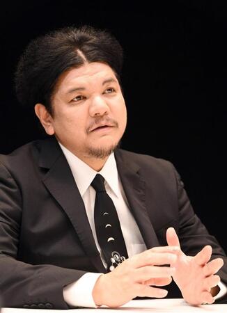 インタビュー中も熱く語る関暁夫（撮影・園田高夫）