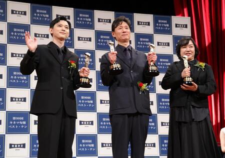 表彰式で手を振る（左から）吉沢亮、李相日監督、奥寺佐渡子氏（撮影・西岡正）