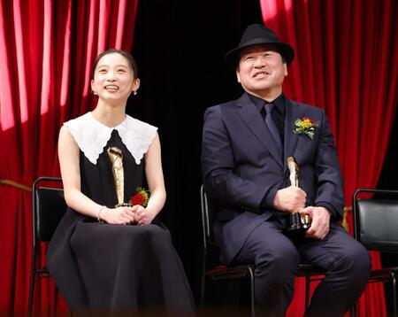 受賞スピーチで伊東蒼（左）との思い出を話した佐藤二朗（撮影・西岡正）