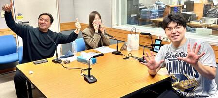 共演した（左から）今村翔吾氏、山崎伶奈、永岡歩アナウンサー