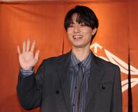 手を振る作間龍斗（撮影・石井剣太郎）