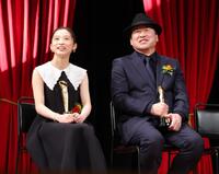 受賞スピーチで伊東蒼（左）との思い出を話した佐藤二朗（撮影・西岡正）