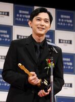 主演男優賞を受賞し、感慨深く話す吉沢亮（撮影・西岡正）