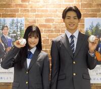 センバツ応援イメージキャラクターに任命された黒氏萌楓（左）と佐藤泰心